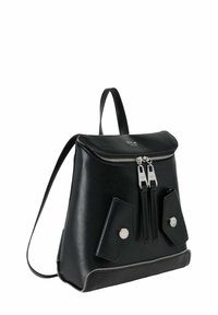 Sac à dos en cuir noir avec une forme structurée, ouverture zippée sur le dessus, poches avant avec fermetures à bouton-pression, et accents métalliques argentés.