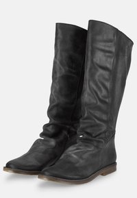 Bottes en cuir noir hautes jusqu'au genou, avec un design décontracté, un bout pointu et une semelle plate. Texture lisse avec peu de coutures visibles.