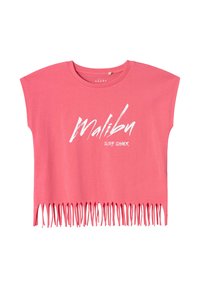 Camiseta rosa recortada hecha de algodón suave, con mangas cortas y un borde de flecos. En el frente muestra "Malibu" y "SURF SHACK" en blanco.