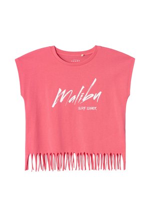 Camiseta rosa recortada hecha de algodón suave, con mangas cortas y un borde de flecos. En el frente muestra "Malibu" y "SURF SHACK" en blanco.