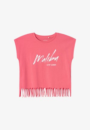 Camiseta rosa recortada hecha de algodón suave, con mangas cortas y un borde de flecos. En el frente muestra "Malibu" y "SURF SHACK" en blanco.