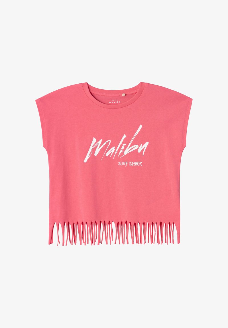 Camiseta rosa recortada hecha de algodón suave, con mangas cortas y un borde de flecos. En el frente muestra "Malibu" y "SURF SHACK" en blanco.