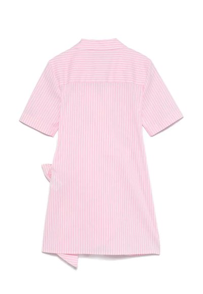 Chemise rose à manches courtes avec de fines rayures blanches, design col et accent noué sur le côté. Texture lisse et coupe décontractée.