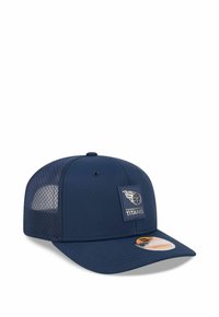 Casquette bleu marine avec une forme structurée, des panneaux latéraux en maille, un patch avant avec le logo des Tennessee Titans et une visière plate.