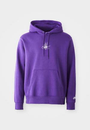 Violets džemperis, kas izgatavots no mīksta materiāla, piedāvā priekšējo kabatu, aukliņas kapuci un baltu logotipu uz krūtīm. Gluda tekstūra.