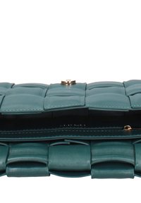 Pochette in pelle intrecciata blu petrolio con chiusura in tono oro, mostrata parzialmente aperta per rivelare l'interno.