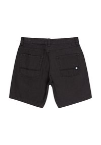 Zwarte denim shorts met een rechte snit, twee achterzakken en een klein merkpatch op de rechterzak.