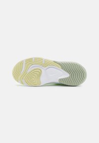 Nike Performance LEGEND ESSENTIAL 3 - Tenisice za trening - barely volt/olive aura/jade horizon