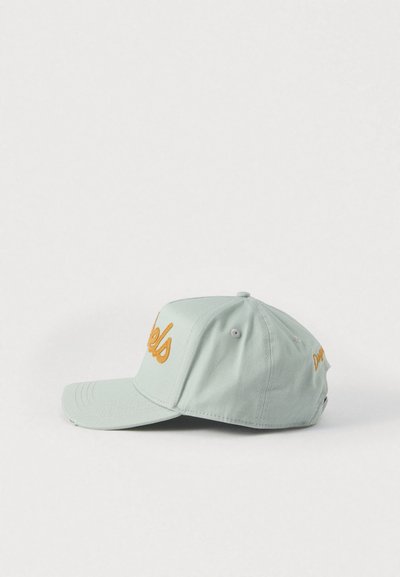 Casquette de baseball vert clair avec une visière incurvée, comportant un texte brodé jaune à l'avant et une texture en coton lisse.