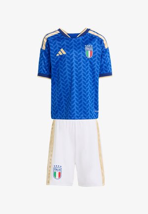 Maglia da calcio blu con motivo a foglia, dettagli dorati e stemma dell'Italia. Pantaloncini bianchi con bande laterali dorate, realizzati in tessuto leggero.