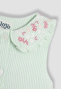 Tessuto a righe verdi e bianche con colletto caratterizzato da ricami floreali rosa e chiusura con bottone. Setosa e leggera.