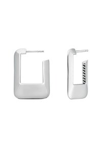 Pendientes de aro de plata con un diseño geométrico, que presentan un acabado liso y pulido, y un detallado corte único en un pendiente.