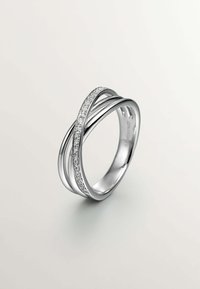 Anillo de plata que presenta tres bandas entrelazadas, una de ellas con una fila de piedras transparentes, destacando su superficie lustrosa y pulida.