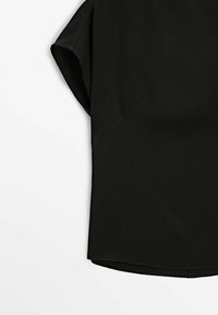 Schwarze Bluse mit einer weichen, glatten Textur; verfügt über einen lockeren Schnitt und kurze, leicht gepuffte Ärmel. Abgerundeter Saum mit seitlichen Nahtdetails.