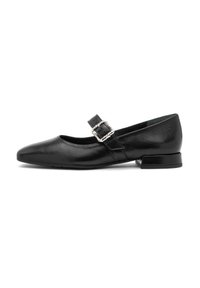 Zapato plano Mary Jane de cuero negro con punta afilada y tacón pequeño, que presenta una correa decorativa con hebilla a lo largo del pie.