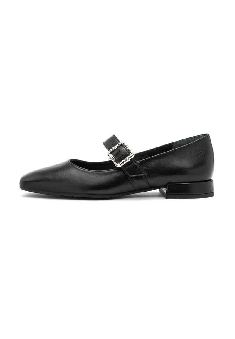 Zapato plano Mary Jane de cuero negro con punta afilada y tacón pequeño, que presenta una correa decorativa con hebilla a lo largo del pie.