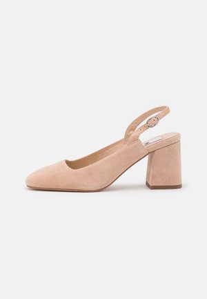 Beige ruskind slingback sko med rund snude og en chunky blokhæl, med en justerbar sølvspænde.