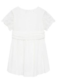 Vit klänning med rundad halsringning, korta spetsärmar och samlad midja. Tyget är lätt och har en flödande kjol.