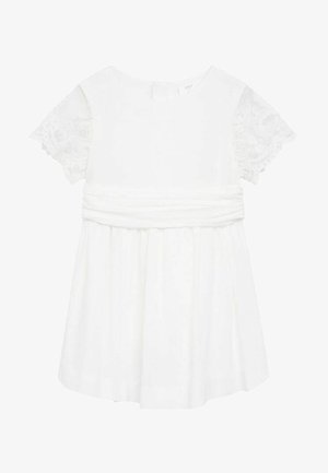 Vestido blanco con escote redondeado, mangas cortas de encaje y cintura fruncida. La tela es ligera con una falda fluida.