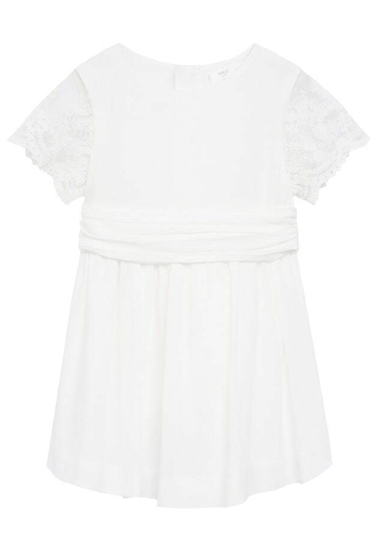 Vit klänning med rundad halsringning, korta spetsärmar och samlad midja. Tyget är lätt och har en flödande kjol.