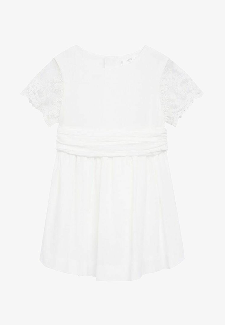 Vestido blanco con escote redondeado, mangas cortas de encaje y cintura fruncida. La tela es ligera con una falda fluida.