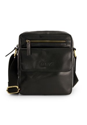 Sort læder crossbody taske med justerbar rem. Har en frontlomme med lynlås og prægede logo. Glat tekstur, rektangulær form.