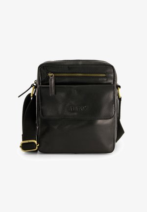 Sort læder crossbody taske med justerbar rem. Har en frontlomme med lynlås og prægede logo. Glat tekstur, rektangulær form.