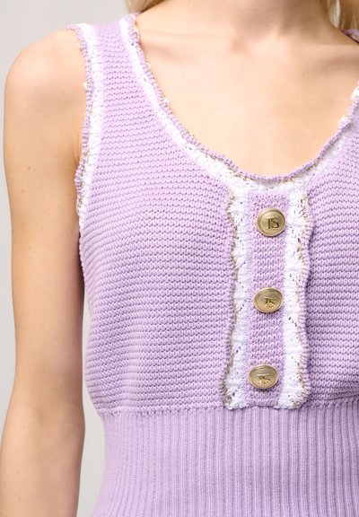Levandulový pletený top s hlubokým V-výstřihem, třemi dekorativními zlatými knoflíky a texturovaným bílým a zlatým akcentem podél okrajů.