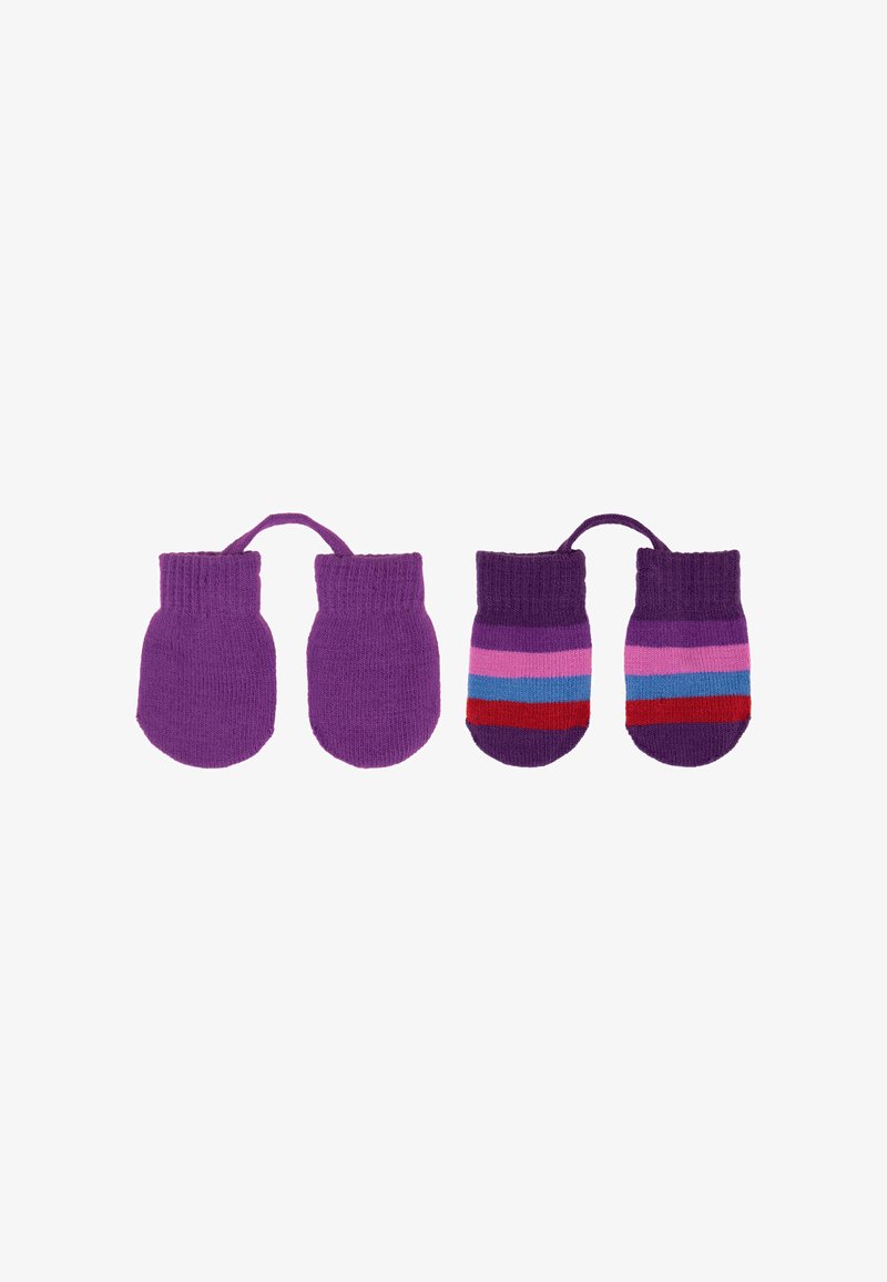 Ein Paar gestrickte Fäustlinge; einer in einfarbigem Lila, der andere in Lila mit Streifen in Pink, Blau und Rot. Beide haben gestrickte Bündchen und verbindende Bänder.