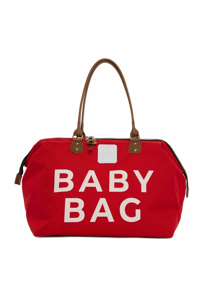 Rød lærred baby taske med brune håndtag, stort hvidt tekst som siger "BABY BAG", og et logo patch. Lynlås lukning og rummelige design.
