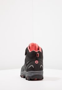 Scarpa da trekking nera con accenti rosa, dotata di una tomaia sintetica testurizzata, colletto imbottito e suola superiore in gomma robusta.