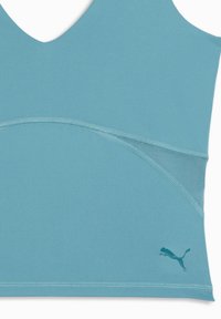 Αθλητικό φανελάκι σε ανοιχτό γαλάζιο με λεπτομέρεια από δίχτυ και μικρό λογότυπο Puma κοντά στην κάτω δεξιά γωνία.