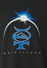 Čierne tričko s modrým grafickým dizajnom, vrátane kruhového loga a štýlových akcentov, s nápisom "QUIKSILVER" pod ním.