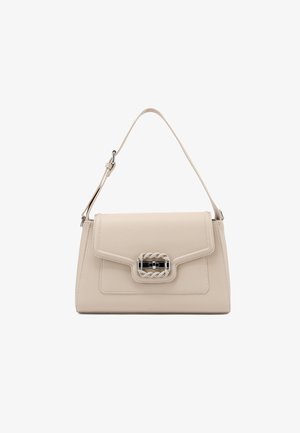 Borsa a mano in pelle beige con manico superiore, chiusura a patta frontale e dettaglio decorativo con fibbia argentata.