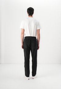 Tommy Jeans ISAAC - Pantalon classique - black