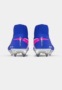 Μπλε ποδοσφαιρικά παπούτσια με ροζ λεπτομέρειες, ψηλή σχεδίαση, συνθετικό υλικό, υφή στη πάνω επιφάνεια και διαφανείς τάπες σε λευκή σόλα.