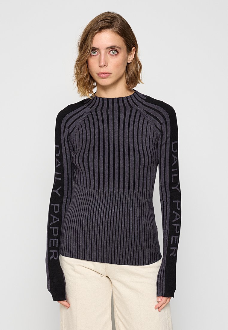 Rippstrick-Turtleneck-Pullover in dunkelgrau mit schwarzen Akzenten. Verfügt über vertikale Streifen und den Text "DAILY PAPER" auf den Ärmeln. Eng anliegendes Design.