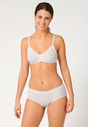 Bra in cotone bianco con spalline regolabili e un sottile bordo ondulato, abbinato a slip in cotone bianco con vita elasticizzata.