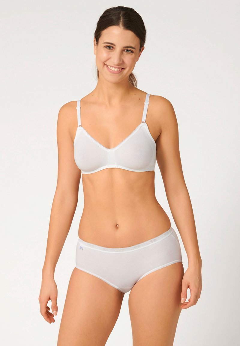 Bra in cotone bianco con spalline regolabili e un sottile bordo ondulato, abbinato a slip in cotone bianco con vita elasticizzata.