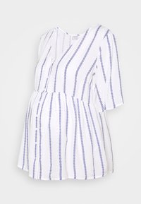 Abito da maternità bianco con strisce verticali blu. Presenta un collo a V, maniche corte e vita arricciata, realizzato in tessuto morbido con un motivo floreale.