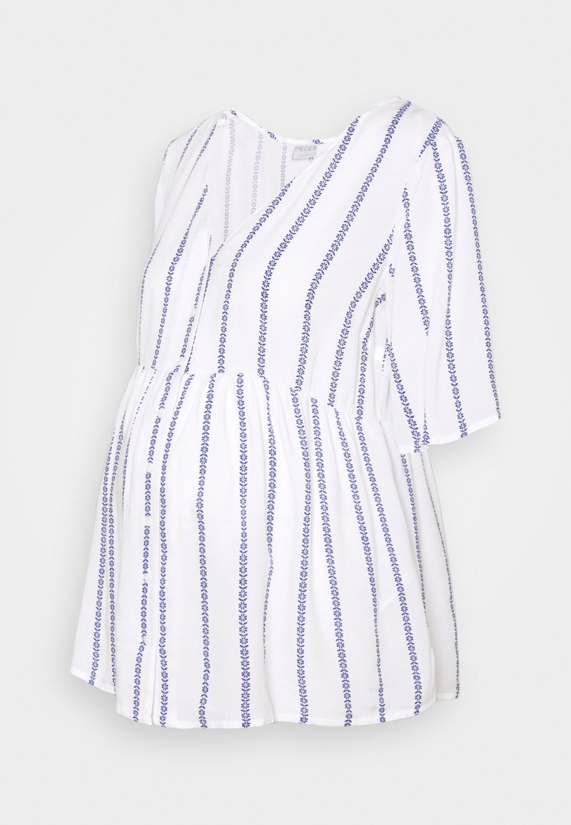 Bílé těhotenské šaty s modrými svislými pruhy. Mají výstřih do V, krátké rukávy a nařasený pás, vyrobené z měkké tkaniny s květinovým vzorem.