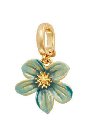 Zlatá slučka s príveskom v podobe päťlatkového modrého smaltovaného kvetu, ktorý má textúrované zlaté jadro so slnečným lúčovým vzorom.