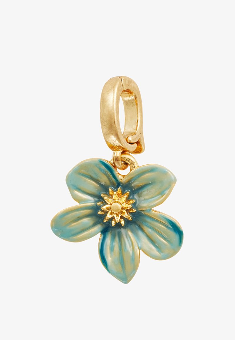 Aro dorado con un colgante de flor de esmalte azul de cinco pétalos que presenta un centro dorado texturizado con un diseño de resplandor solar.