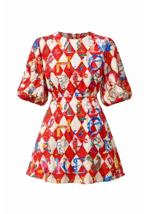 Φόρεμα με κόκκινο και λευκό μοτίβο ρόμβων, διακοσμημένο με πολύχρωμα αφηρημένα γράμματα και σχήματα, με φουσκωτά κοντά μανίκια και ζώνη στη μέση.