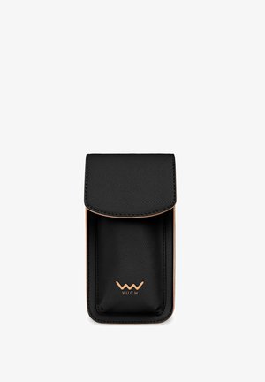 Schwarze Lederhandytasche mit einem magnetischen Verschlussklappen. Sie hat eine strukturierte Oberfläche und ein goldenes VUCH-Logo auf der Vorderseite.