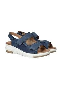 Een paar blauwe open teensandalen met verstelbare banden, een gevoerde bruine binnenzool en een dikke rubberen witte zool, ontworpen voor comfort.