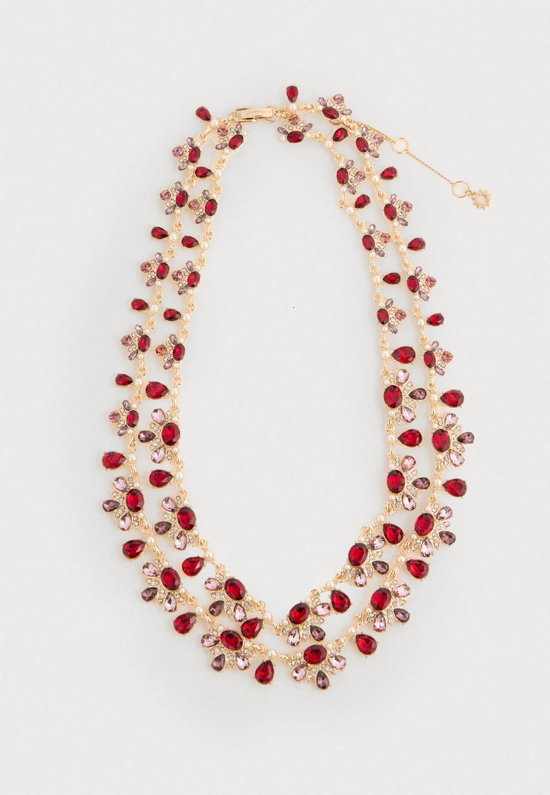 Collana in oro con gemme a forma di goccia e ovale in rosso, rosa e viola disposte in bouquet floreali e gocce su uno sfondo bianco.