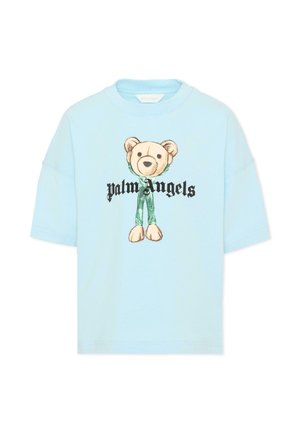 Jasnoniebieski t-shirt z krótkim rękawem z misiem w zielonych spodniach i czarnym napisem „palm Angels” na piersi.