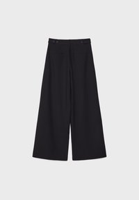 Zwarte wijde broek gemaakt van een gladde stof met een hoge taille, twee voorzakken en twee achterzakken.