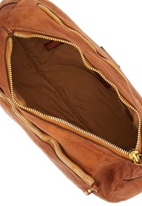 Interno di una borsa in pelle marrone con cerniere dorate. Presenta più scomparti e una texture liscia con una fodera in tessuto a righe.